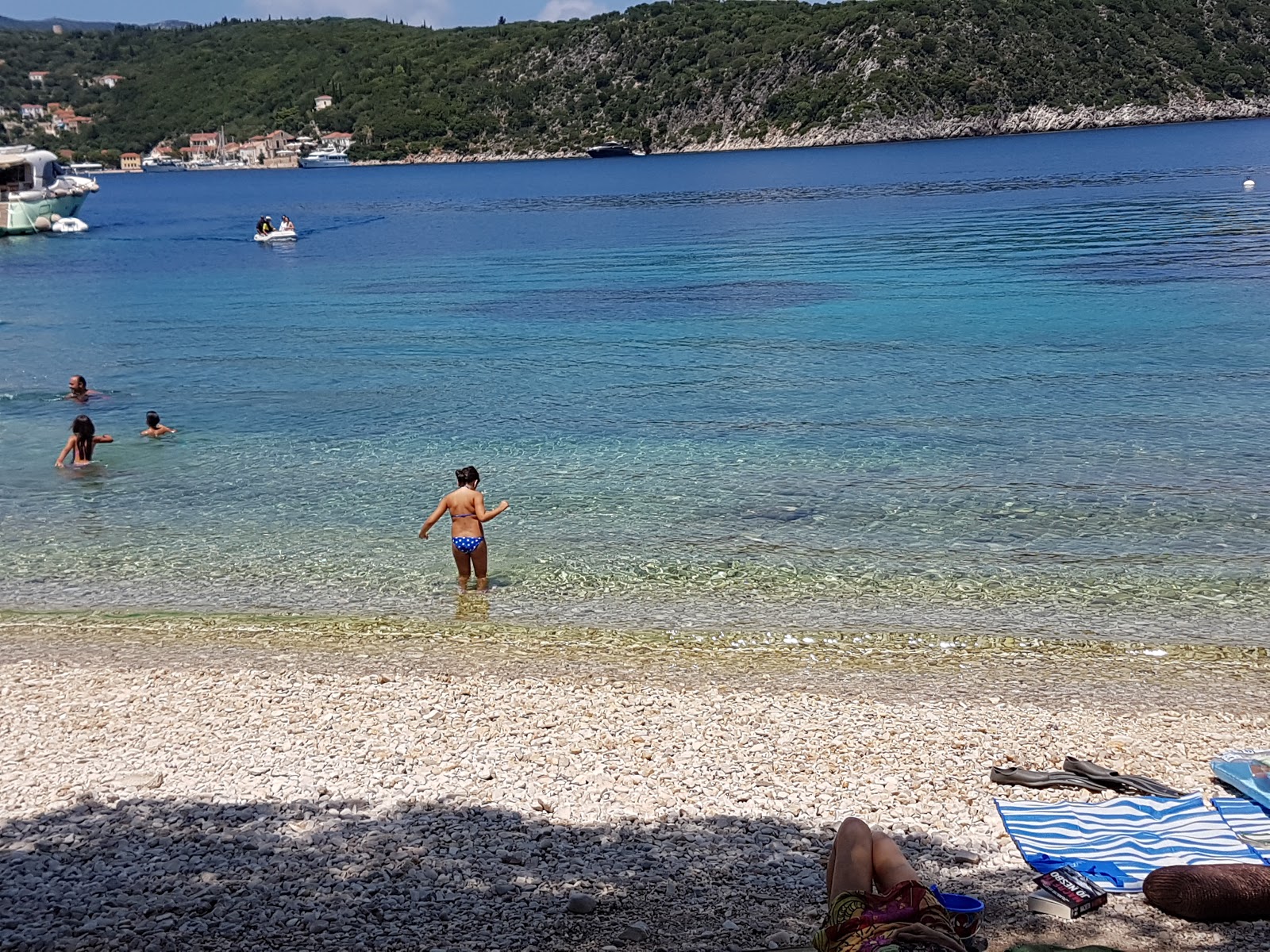 Photo de Kantina beach entouré de montagnes