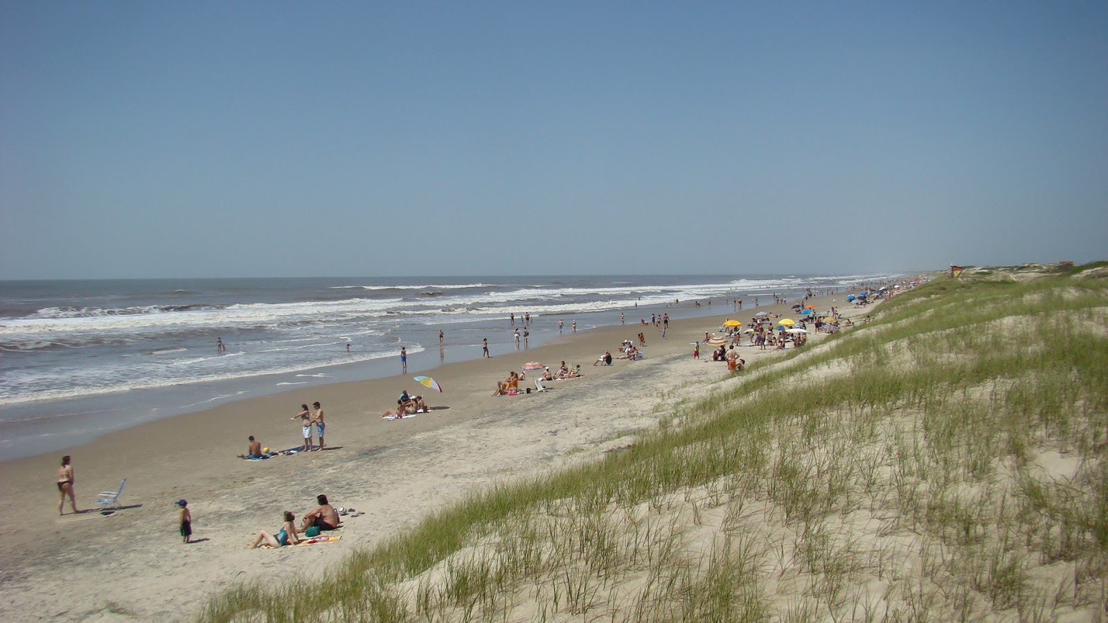 Foto av De la Barra Beach med lång rak strand