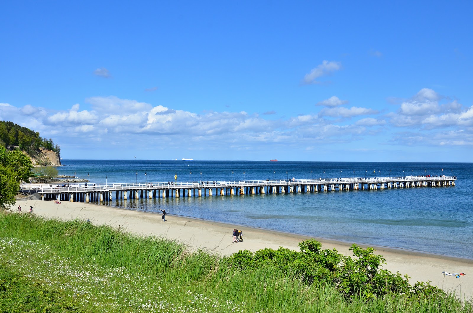 Gdynia-Orlow beach的照片 带有碧绿色纯水表面