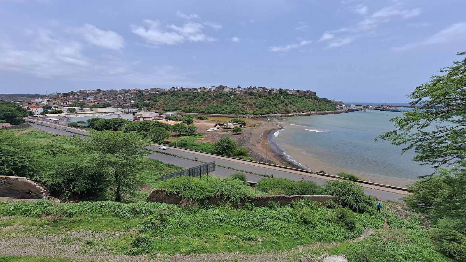 Foto di Praia Negra con una superficie del sabbia grigia e ciottoli