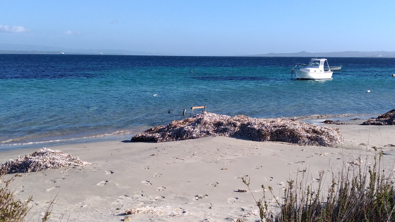 Fotografija Red notch beach z turkizna čista voda površino