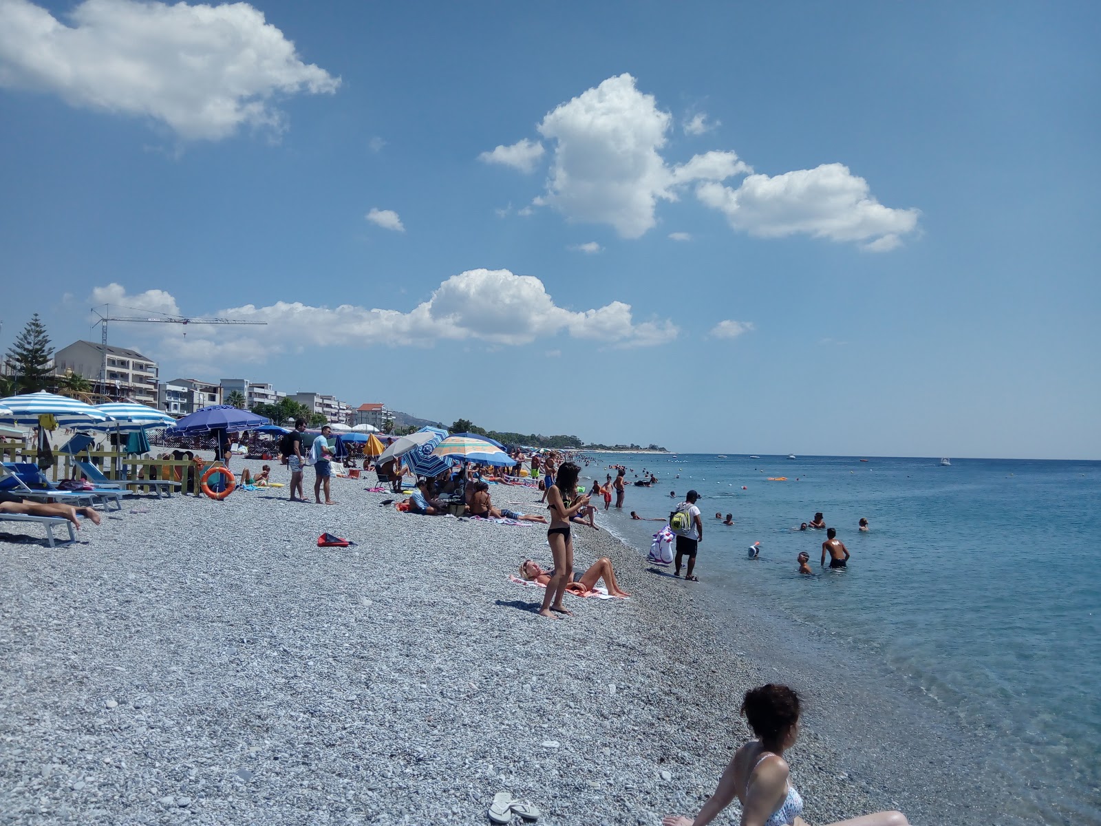 Gioiosa Jonica beach'in fotoğrafı gri ince çakıl taş yüzey ile