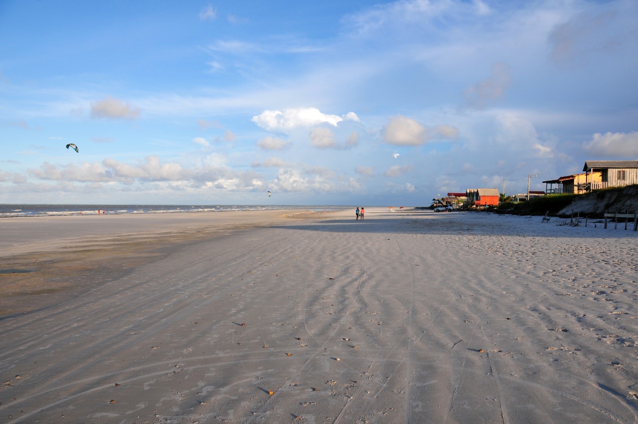 Foto de Praia de Ajuruteua com linha costeira longa e reta