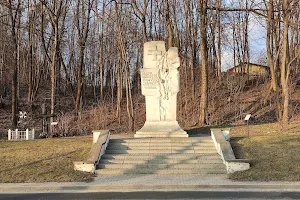 Pomnik w miejscu egzekucji Więźniów Zamku Lubelskiego image