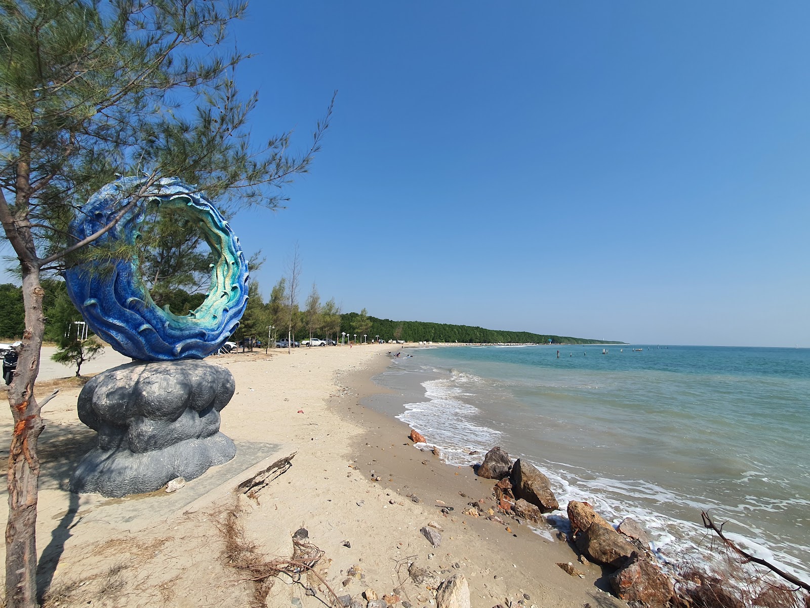 Foto di Laem Luang Beach con una superficie del sabbia beige