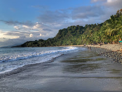 Playa Pinuelas'in fotoğrafı uçurumlarla desteklenmiş
