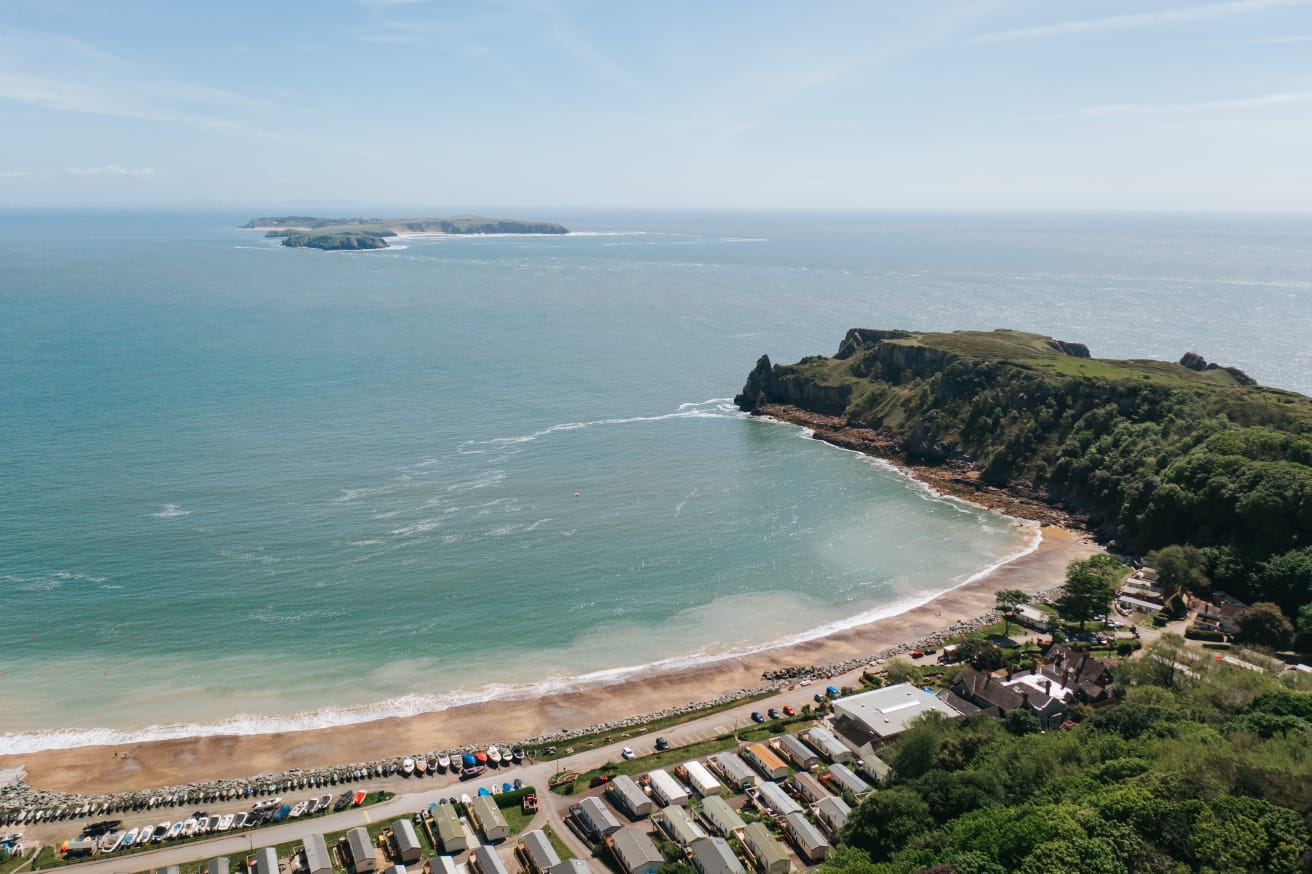 Fotografija Lydstep plaža z turkizna čista voda površino