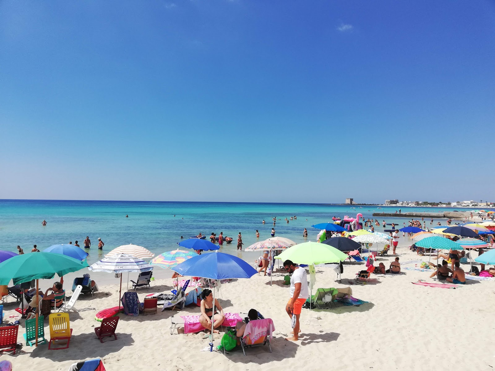 Foto av Spiaggia di Torre Lapillo med lång rak strand