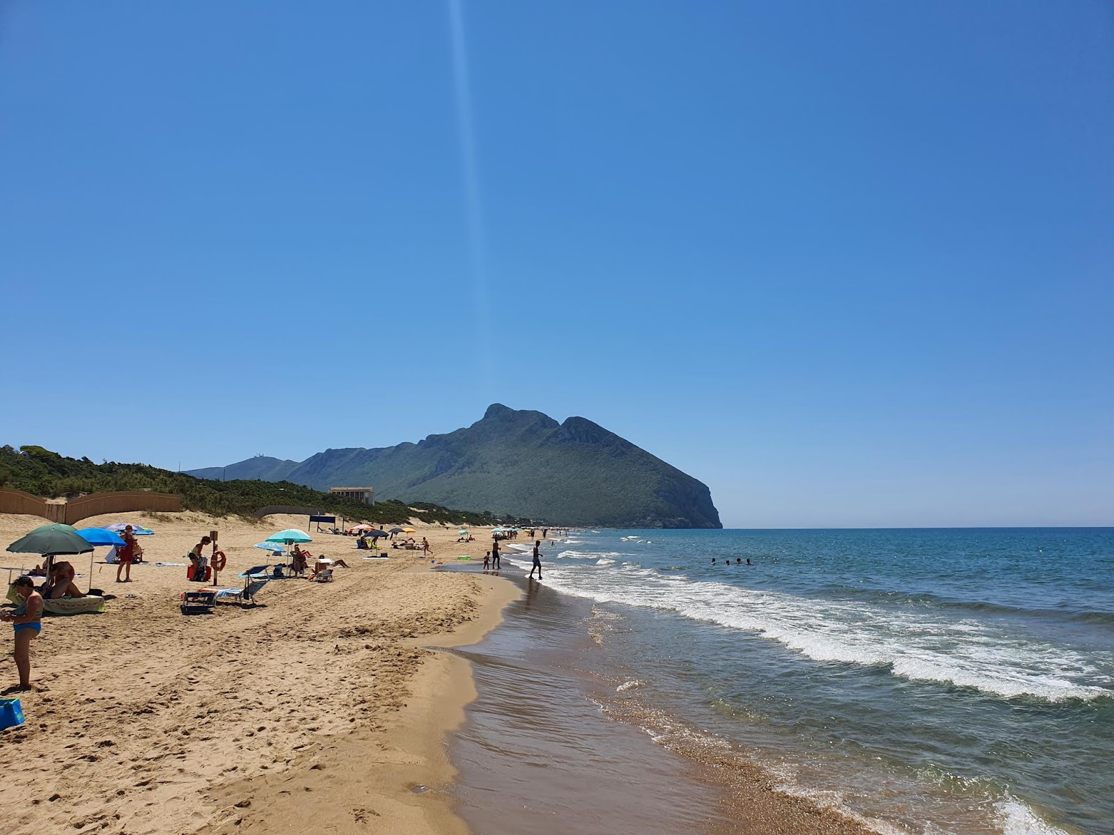 Fotografija Spiaggia di Sabaudia z rjavi pesek površino