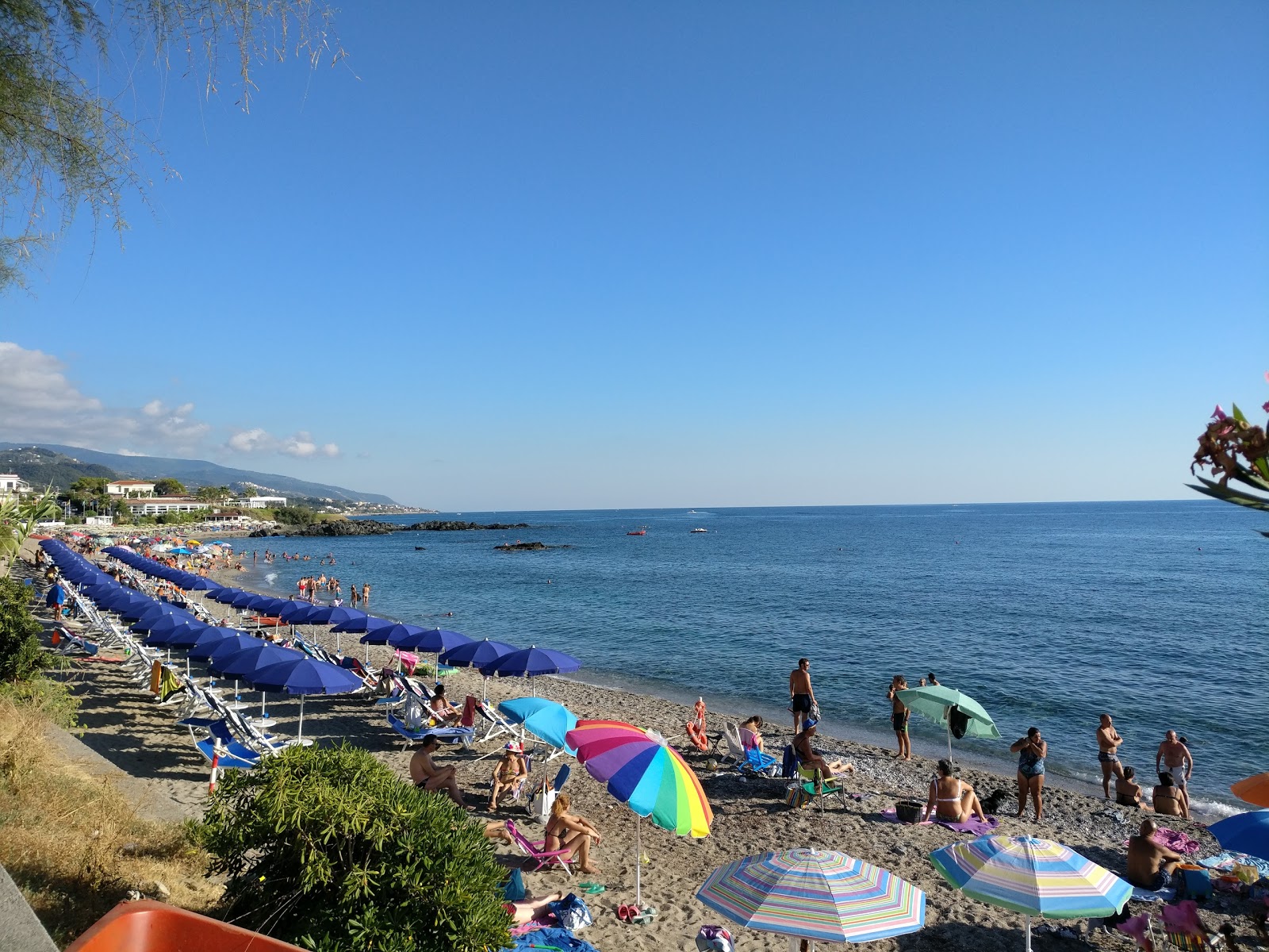 Zdjęcie Spiaggia Diamante Sud z powierzchnią małe szare kamyczki