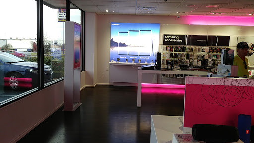 Cell Phone Store «T-Mobile», reviews and photos, 1606 N Dixie Hwy, Elizabethtown, KY 42701, USA