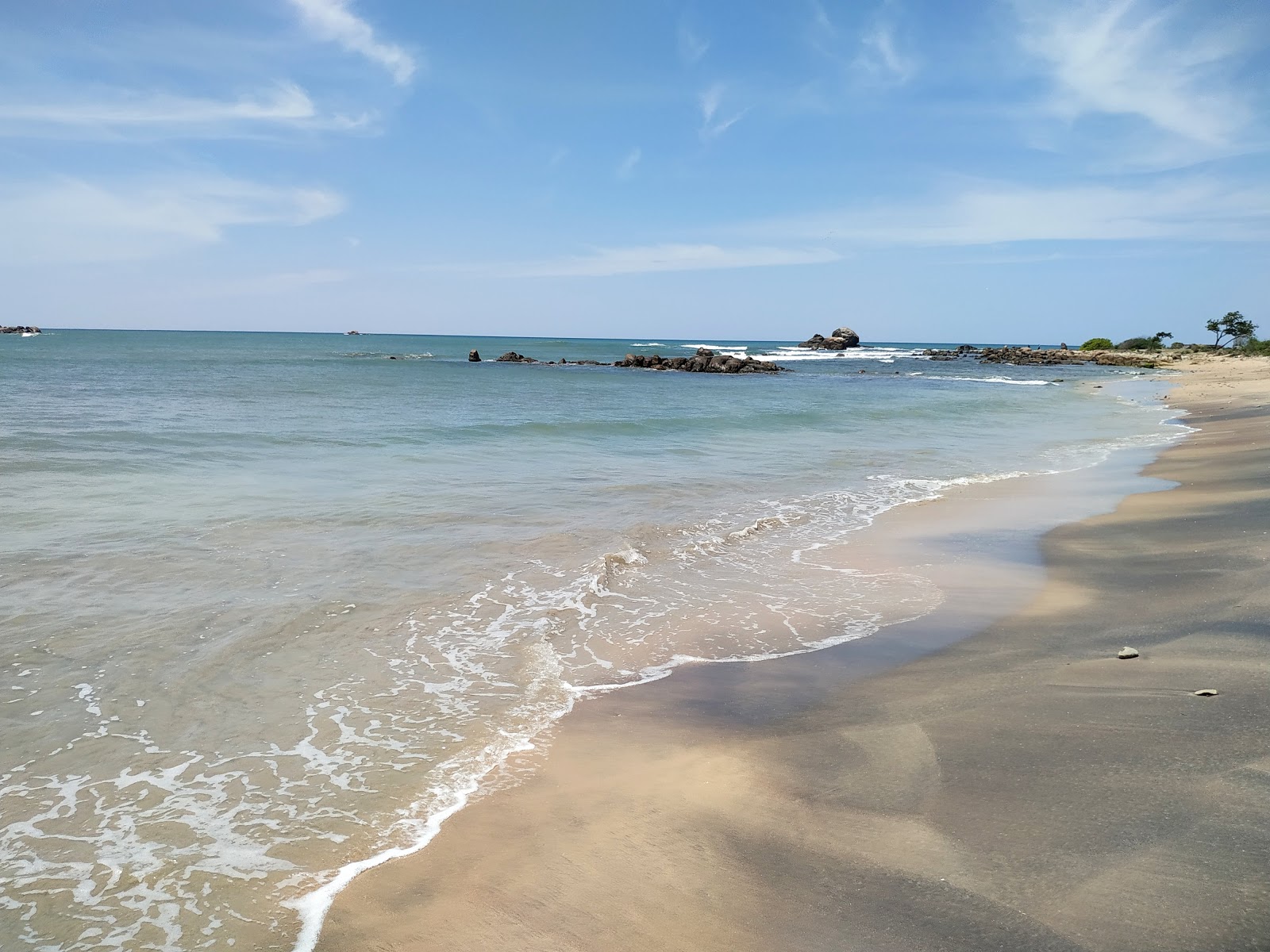 Foto von Lanka Patuna Beach mit heller sand Oberfläche