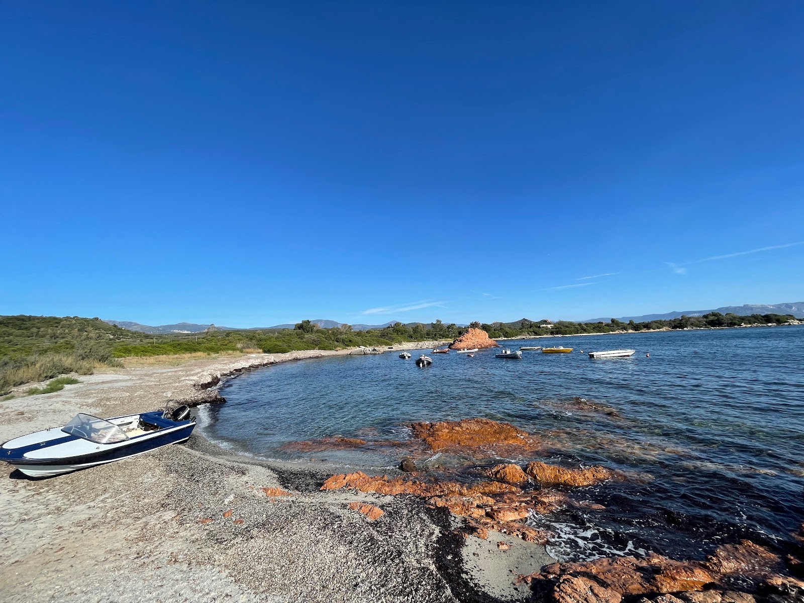 Foto de Spiaggia di S'Abba e s'Ulimu con arena gris y piedras superficie