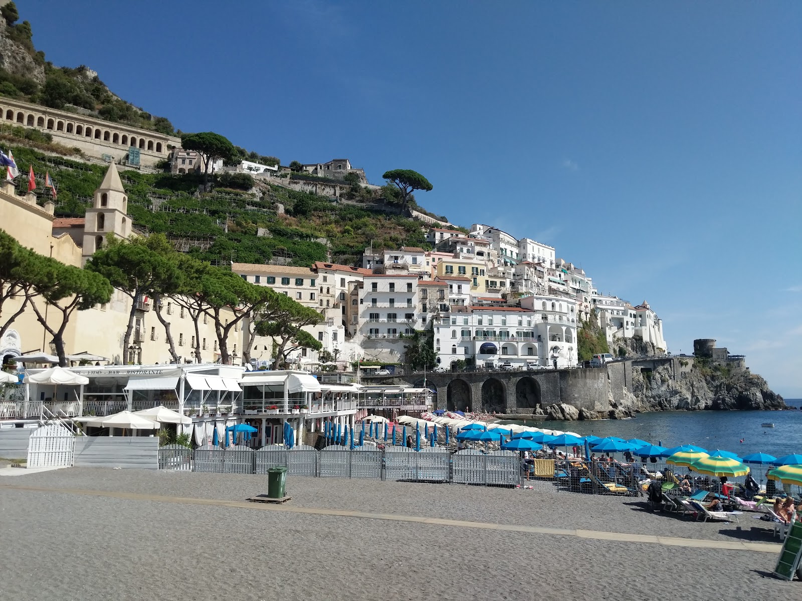 Foto von Amalfi beach und die siedlung