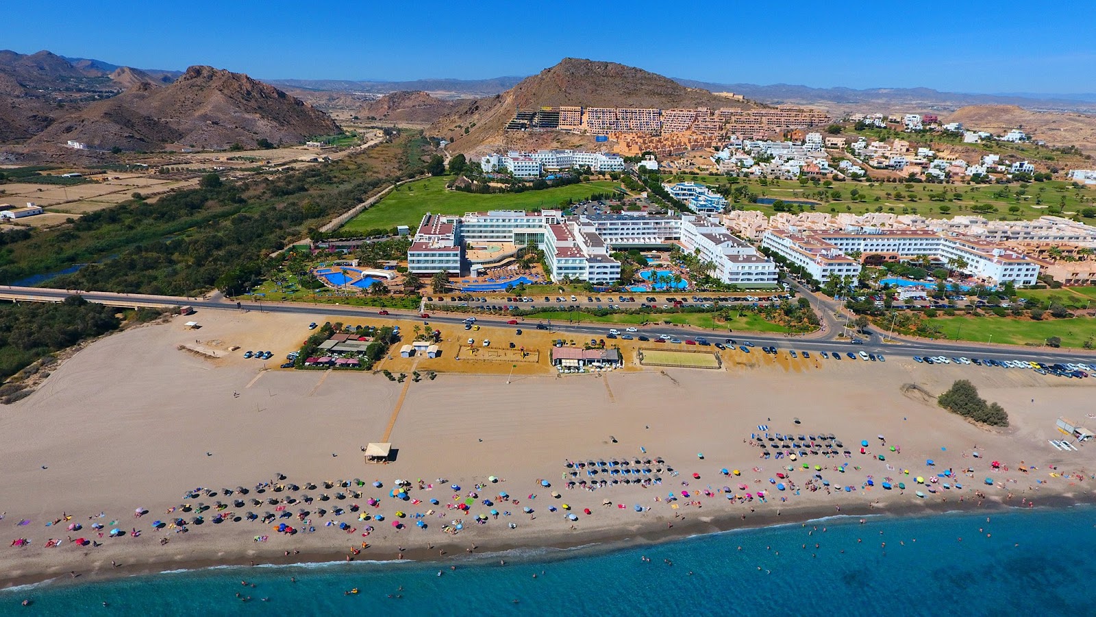 Photo de Playa de la Marina de la Torre avec rivage droit, long