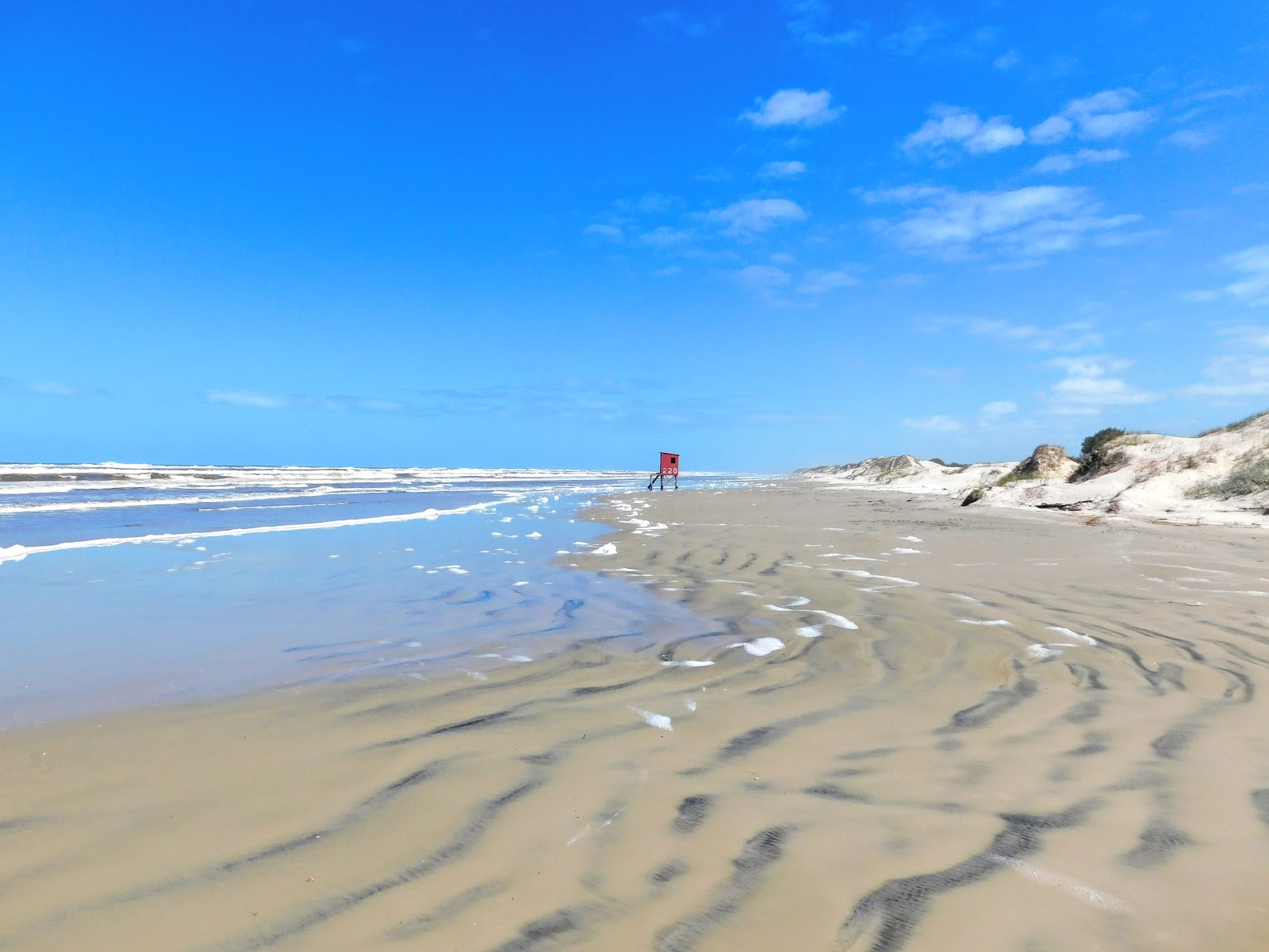 Foto de Praia de Sao Simao com areia bege superfície