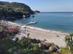 Paralia Liapades'in fotoğrafı küçük koy ile birlikte