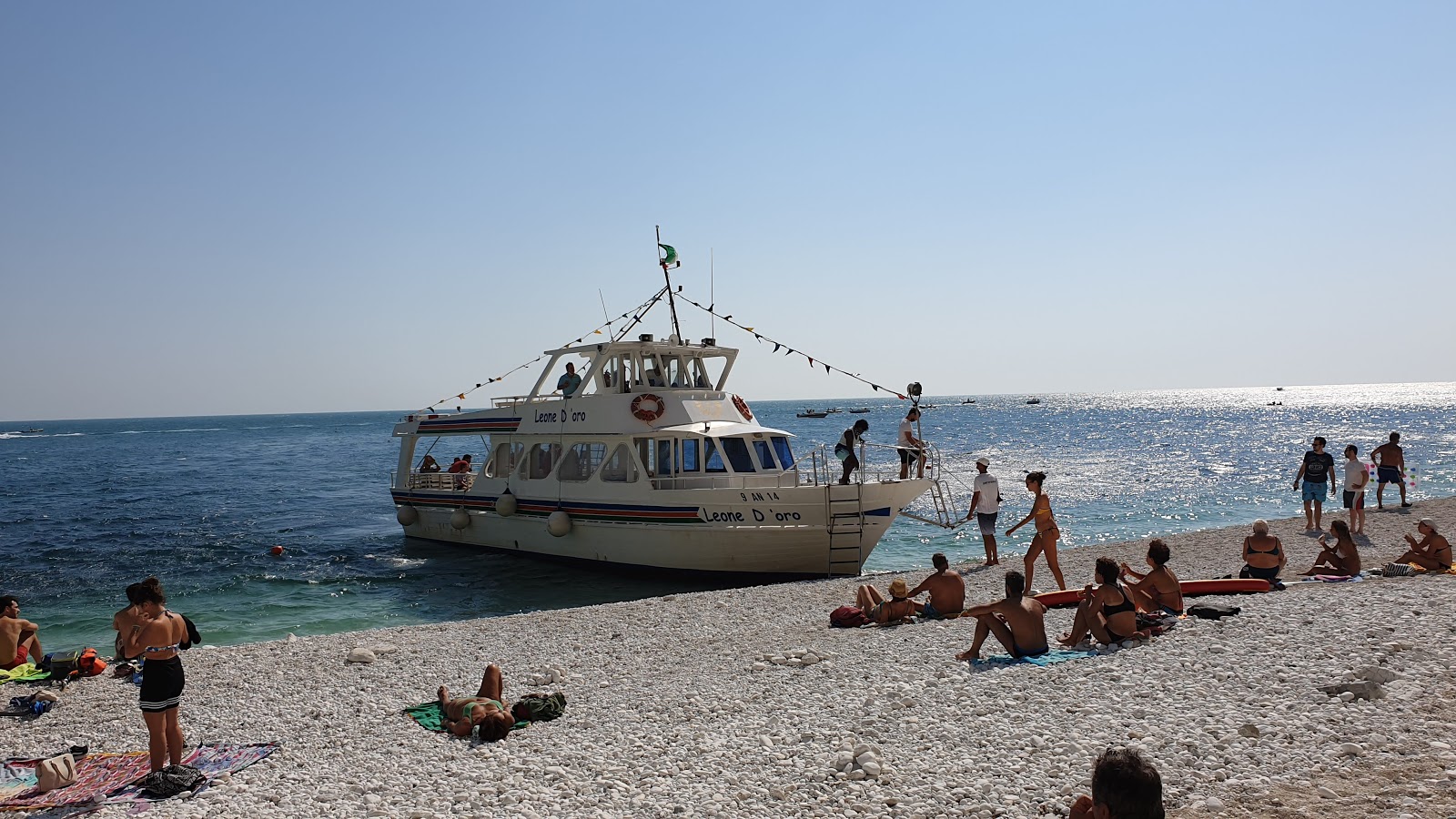 Fotografie cu Plaja Le Due Sorelle cu o suprafață de apa pură turcoaz