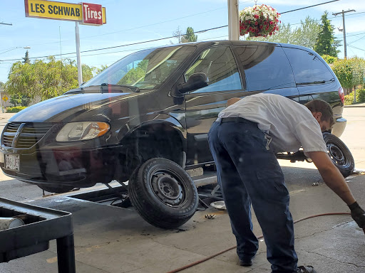 Tire Shop «Les Schwab Tire Center», reviews and photos, 1710 Monmouth St, Independence, OR 97351, USA