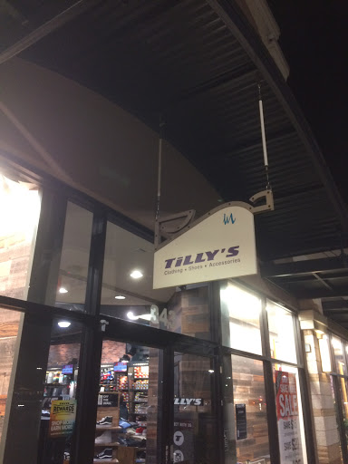 Clothing Store «Tillys», reviews and photos, 343 N Alafaya Trail, Orlando, FL 32828, USA