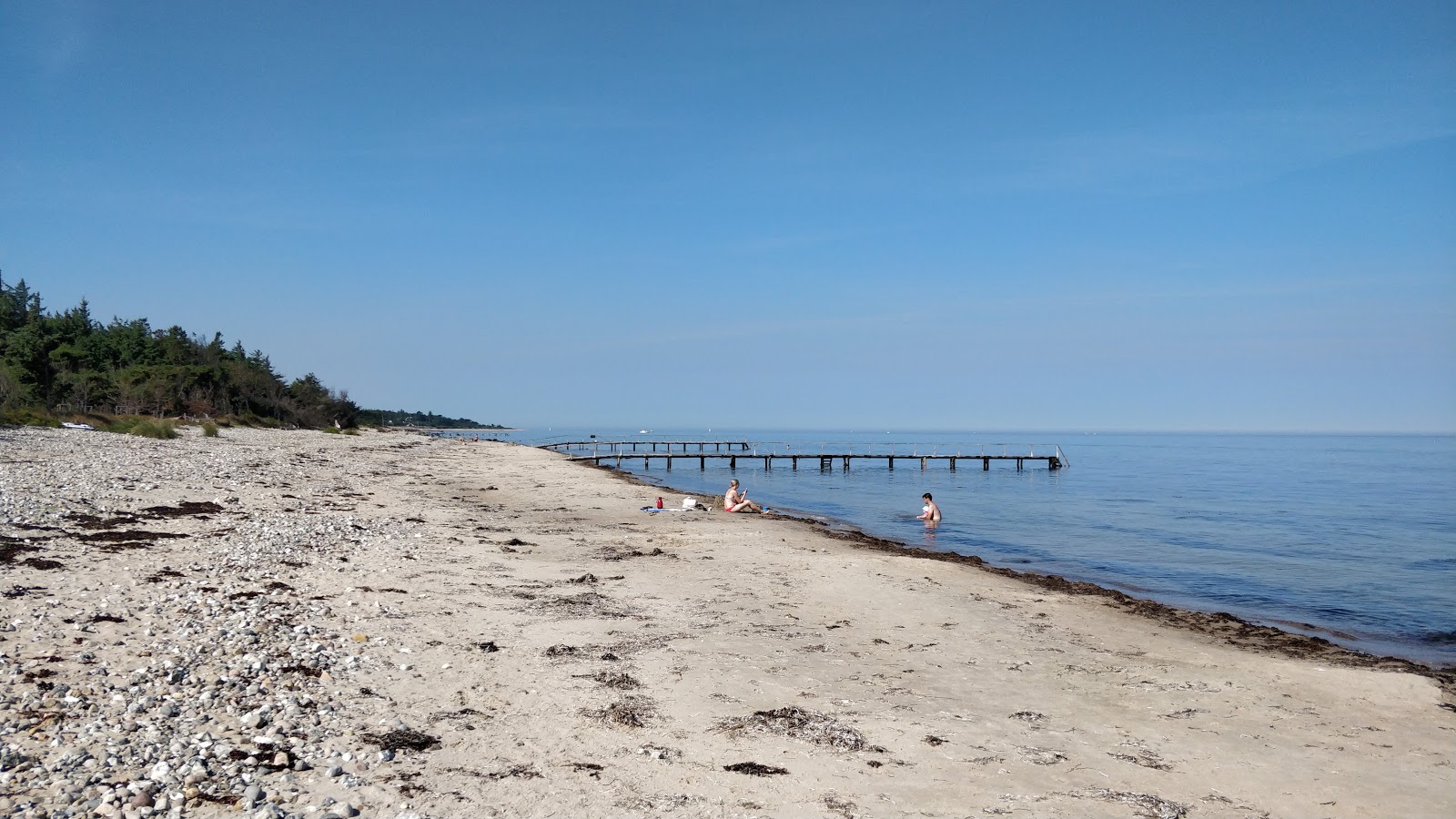 Foto af Smidstrup Strand med let sand og småsten overflade