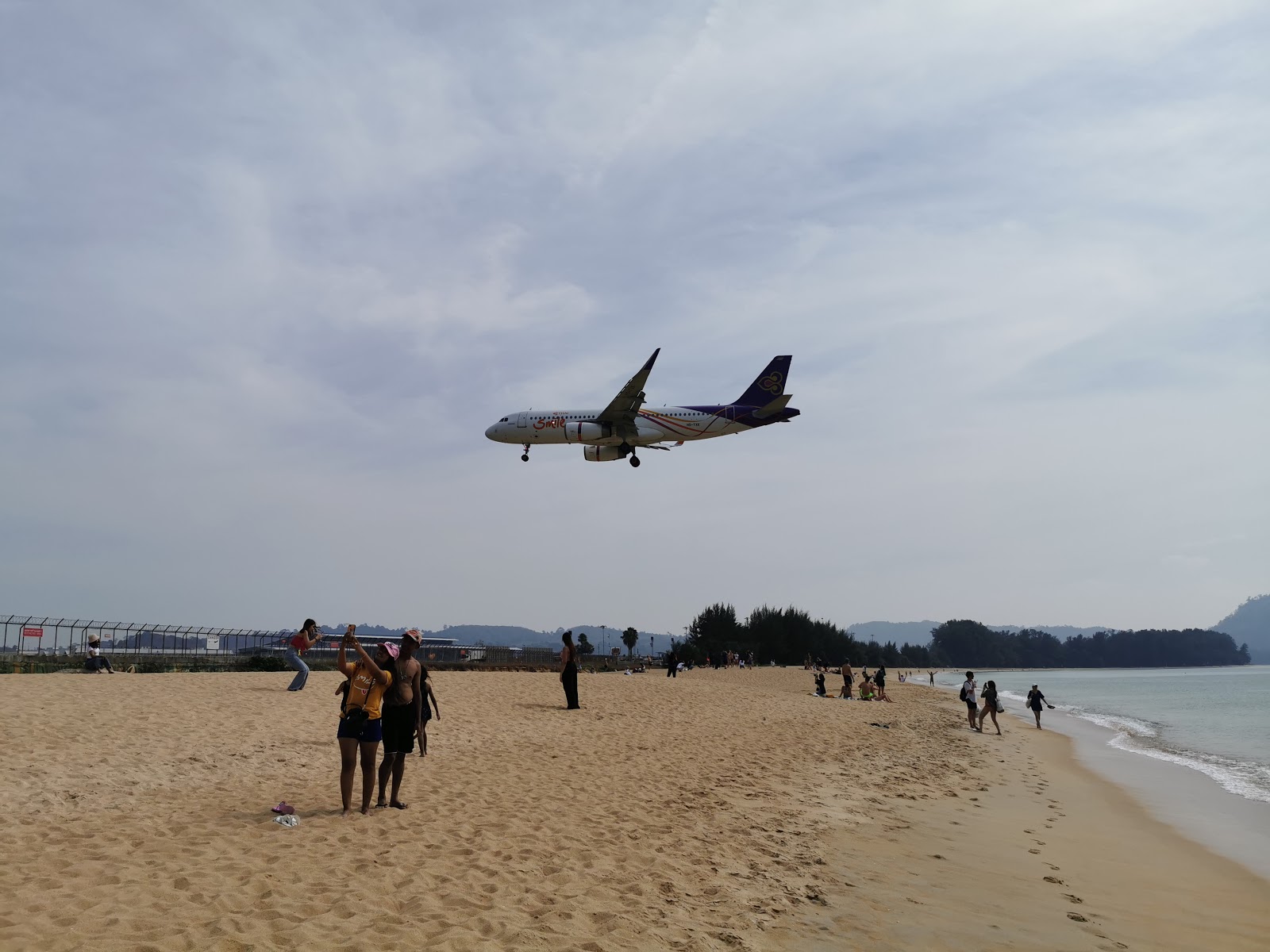 Foto van Mai Khao Beach - Airport met gemiddeld niveau van netheid