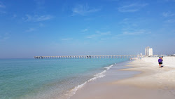 Russell-Fields Pier Plajı'in fotoğrafı düz ve uzun ile birlikte