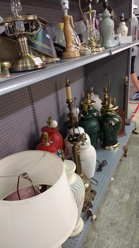 Thrift Store «Snowline Hospice Thrift Store Folsom», reviews and photos, 616 E Bidwell St, Folsom, CA 95630, USA