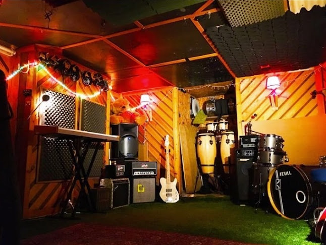 Cafe Music Studios - Music store