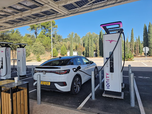 Borne de recharge de véhicules électriques IONITY Station de recharge Rousset