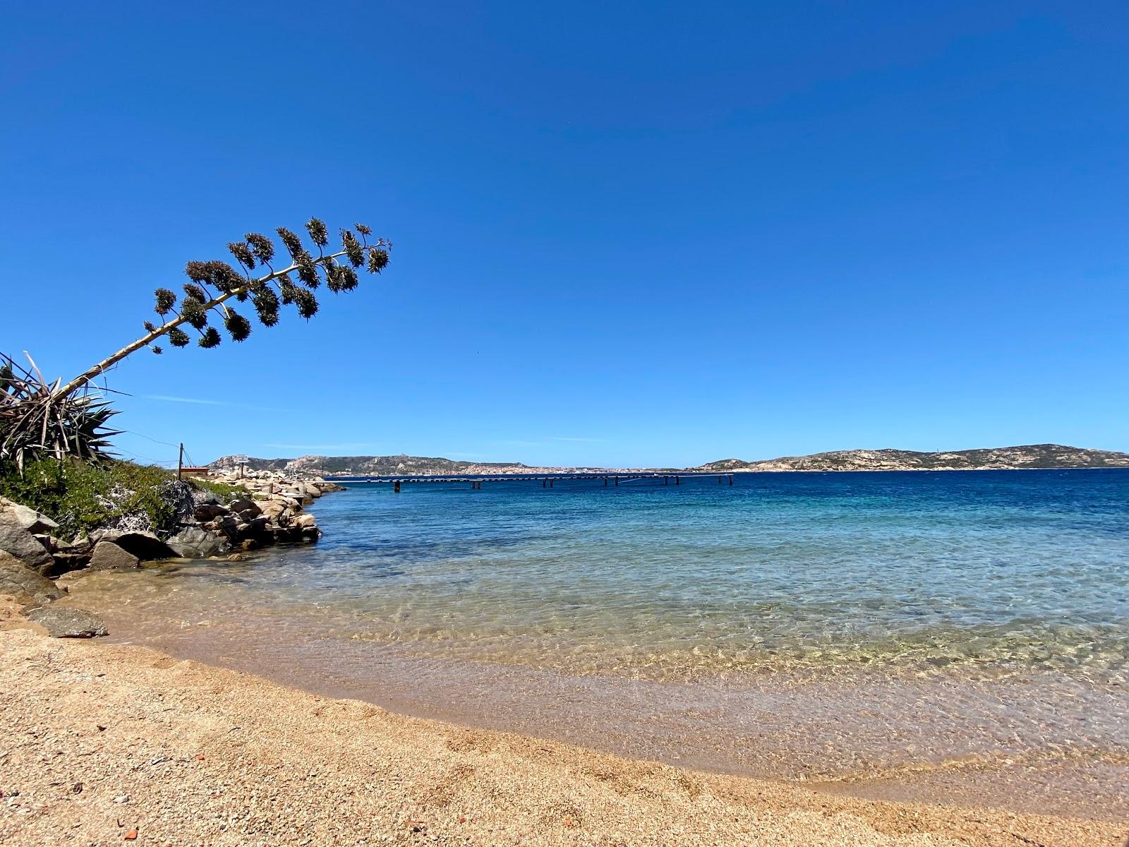 Fotografie cu Spiaggia Porto Faro și așezarea