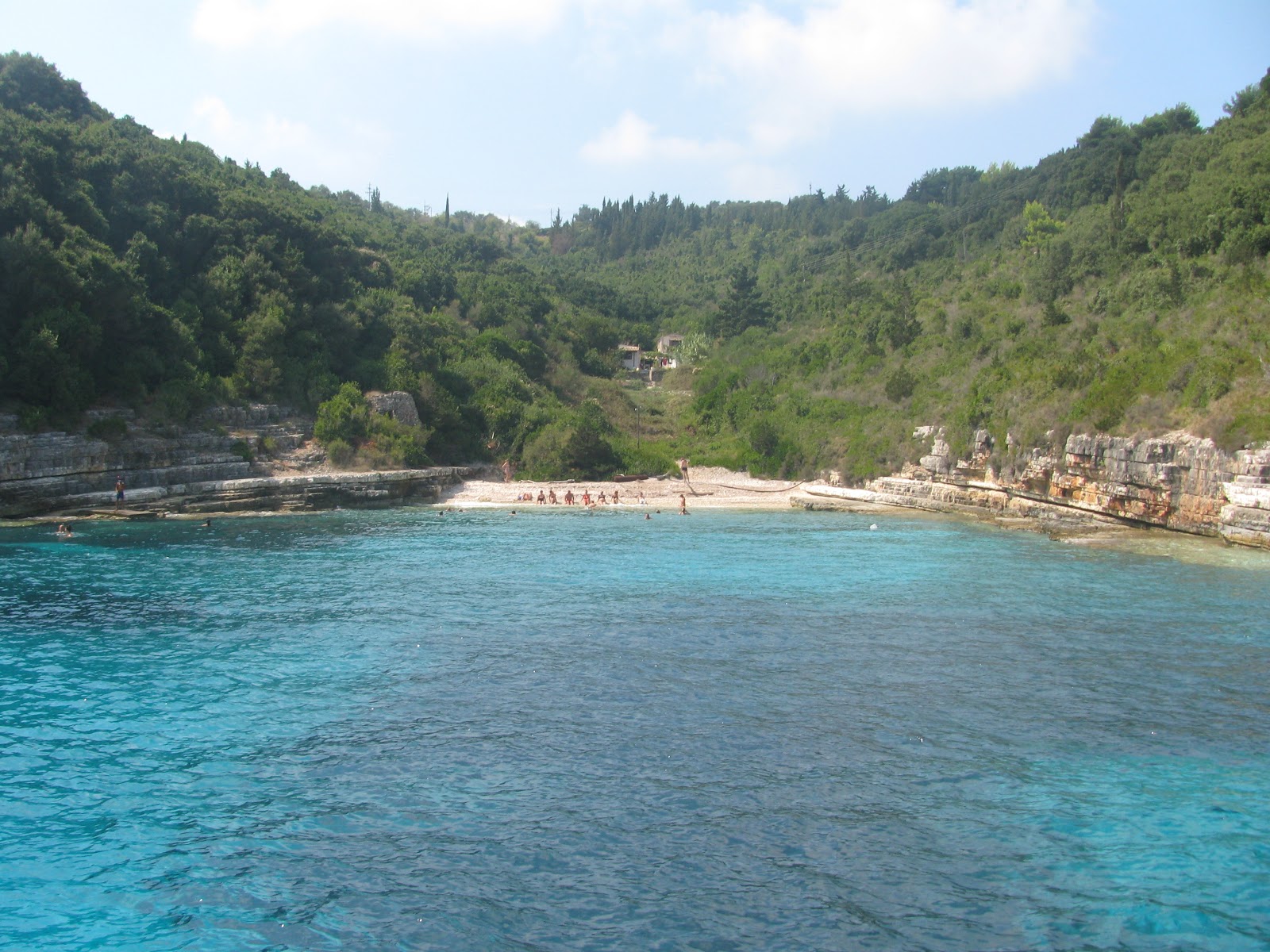 Photo de Paralia Voutoumi III avec sable clair avec caillou de surface