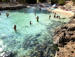 Photo de Cala Mitjana et ses beaux paysages