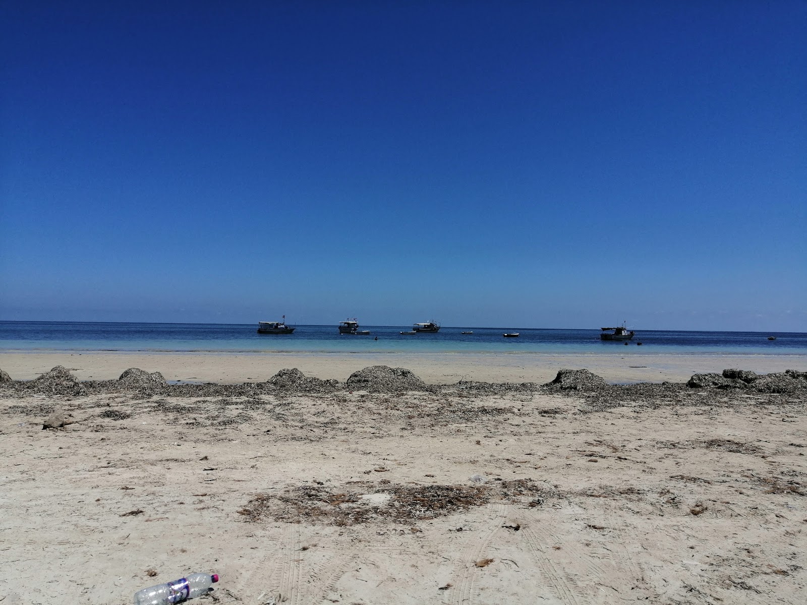 Photo de Aqla beach avec sable blanc de surface