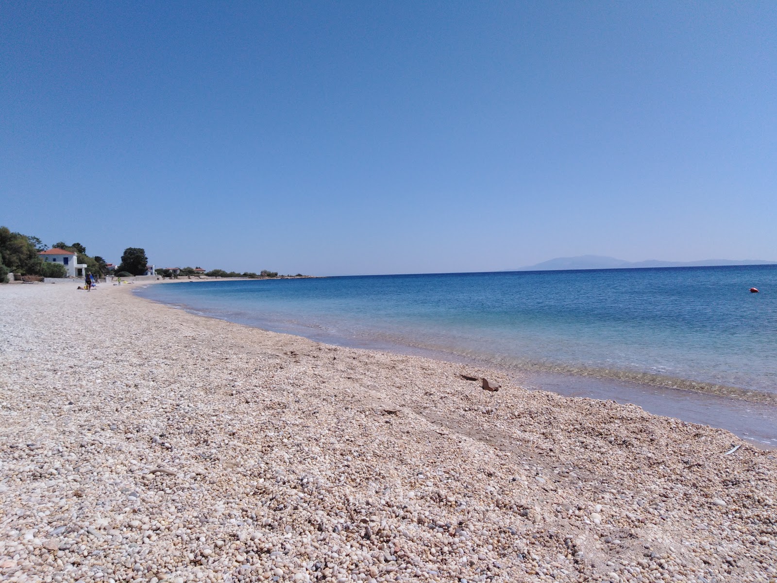 Foto av Plomari beach med hög nivå av renlighet