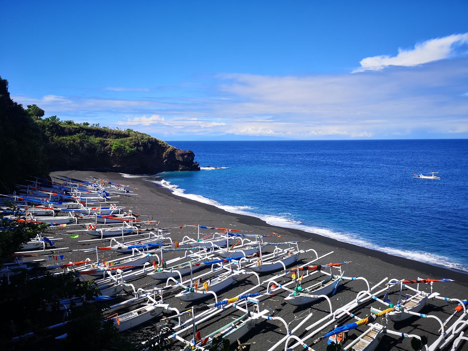 Foto van Black Sand Beach met hoog niveau van netheid