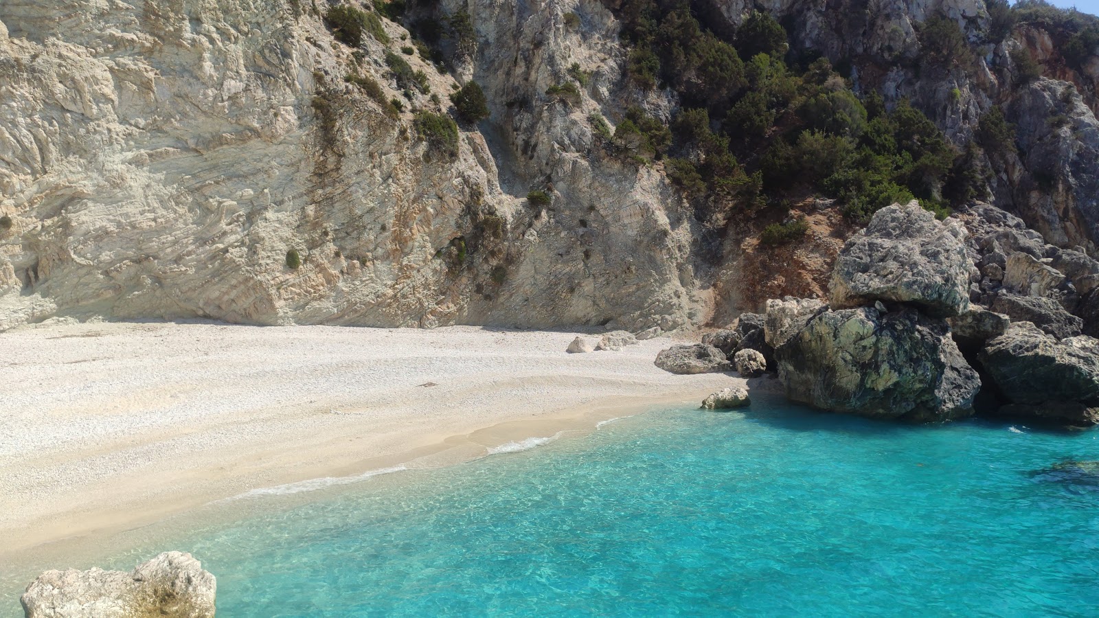 Foto di Spiaggia di Afales e il suo bellissimo paesaggio