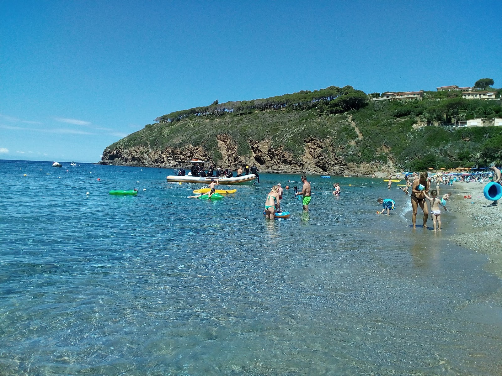 Foto av Morfone beach och dess vackra landskap