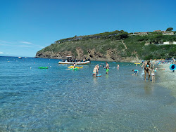 Foto av Morfone beach och dess vackra landskap