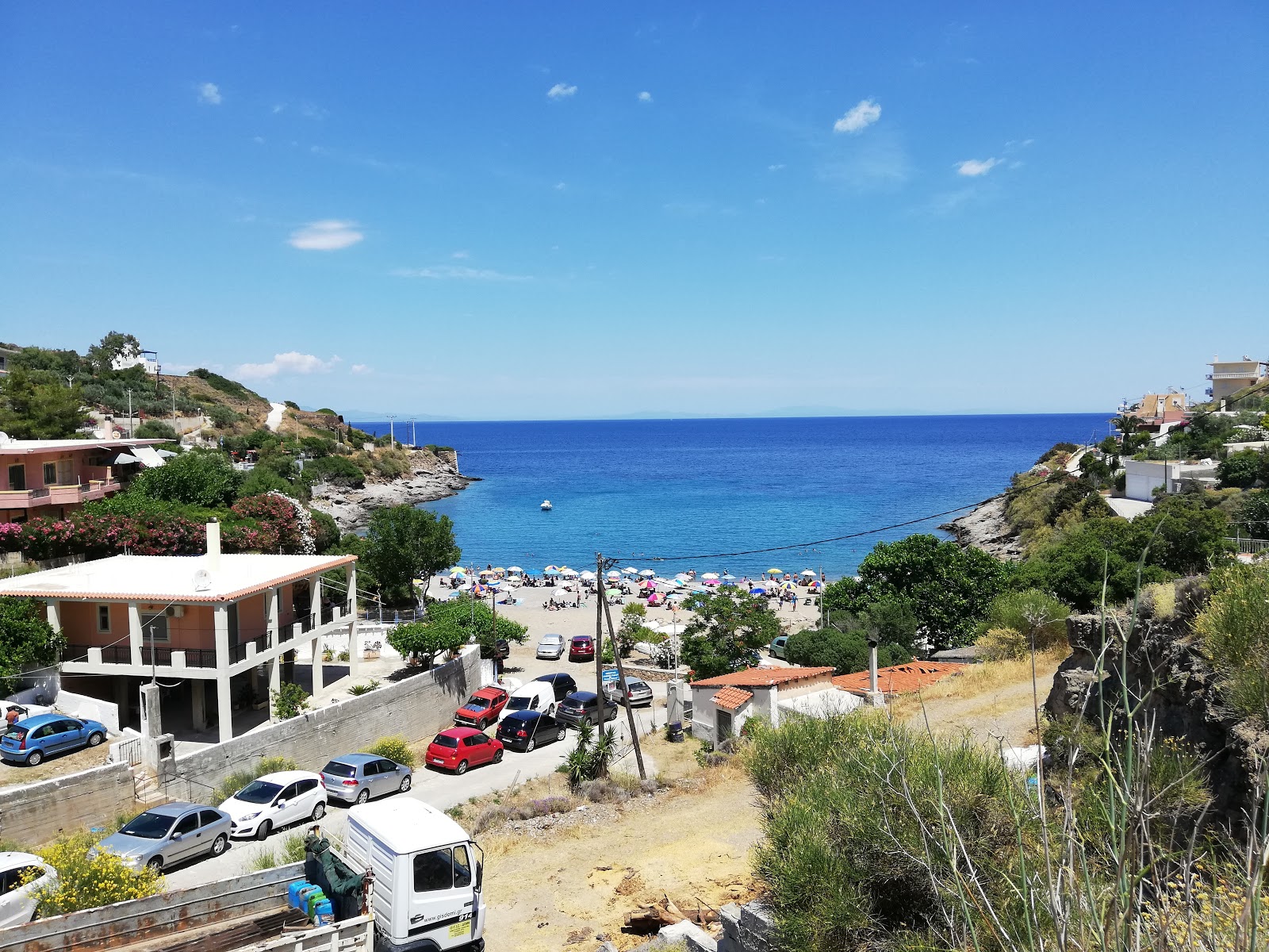 Paralia Porto Ennea'in fotoğrafı küçük koy ile birlikte