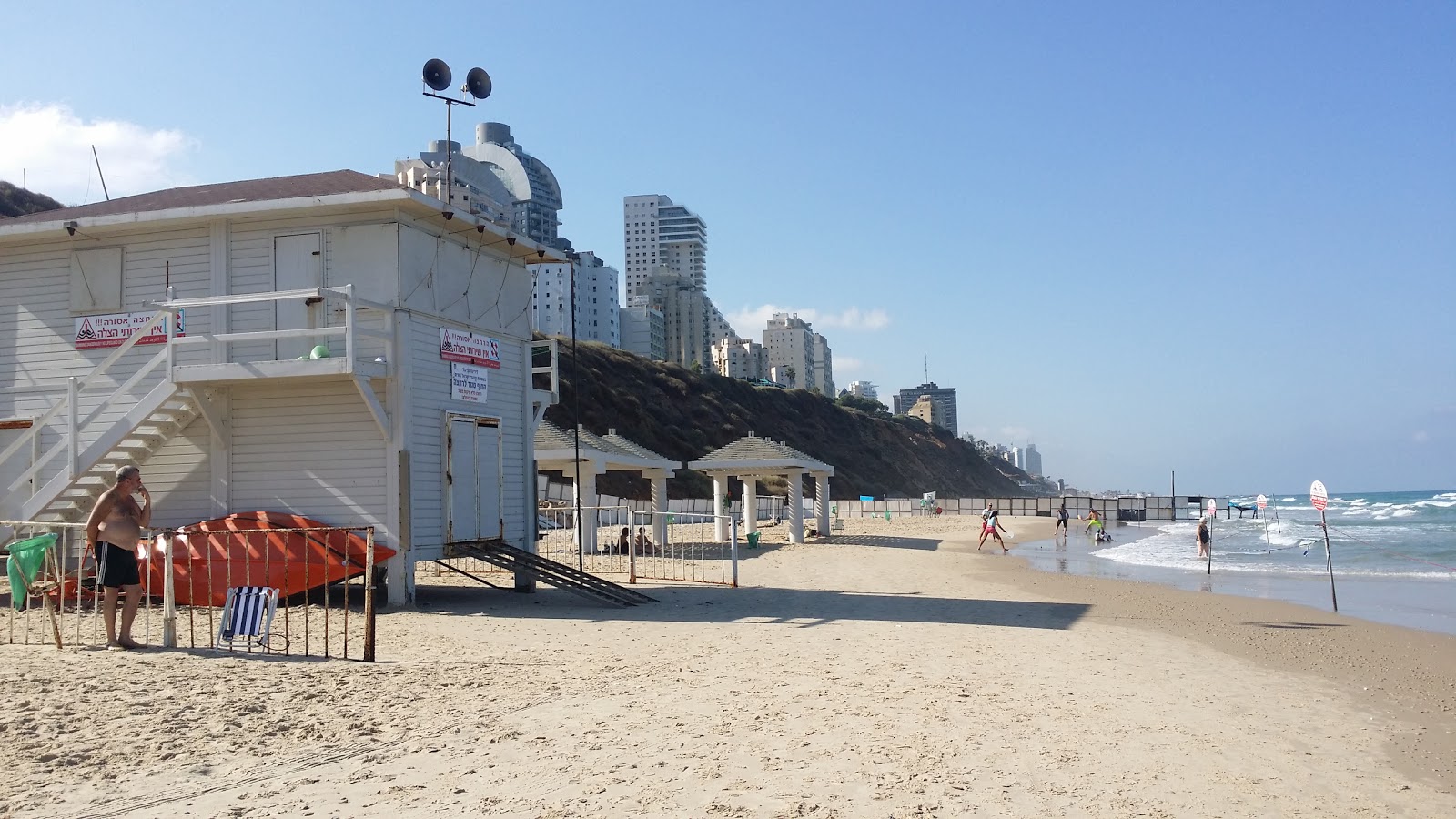 Foto von Kiryat Sanz beach mit geräumiger strand