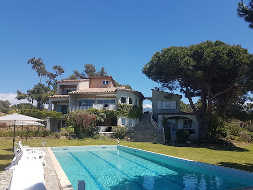 Lodge Les Amandiers: location chalet bois gîte appartements avec piscine vue mer calme Ajaccio Porticcio Pietrosella