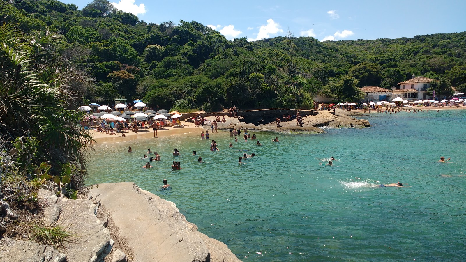 Foto von Azedinha Strand mit feiner beiger sand Oberfläche