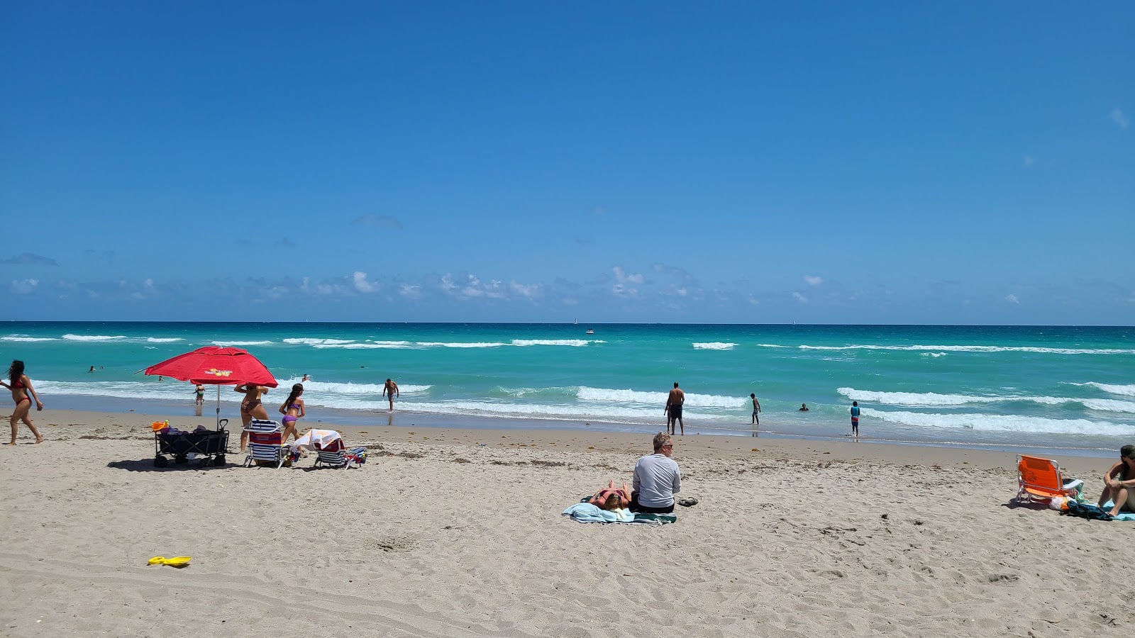 Photo of Hollywood beach with long straight shore