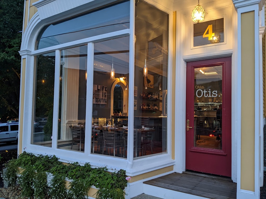 Otis Restaurant 03833