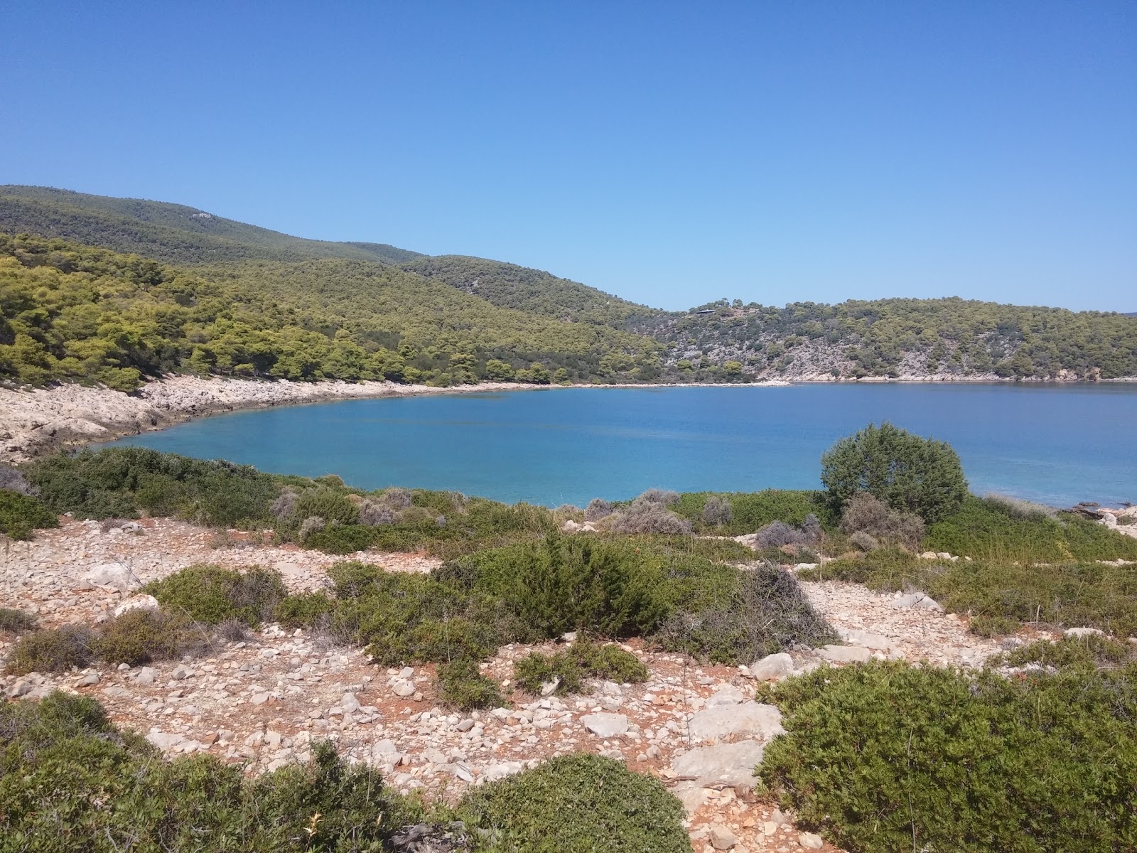Photo de beach Sarantakoupi situé dans une zone naturelle