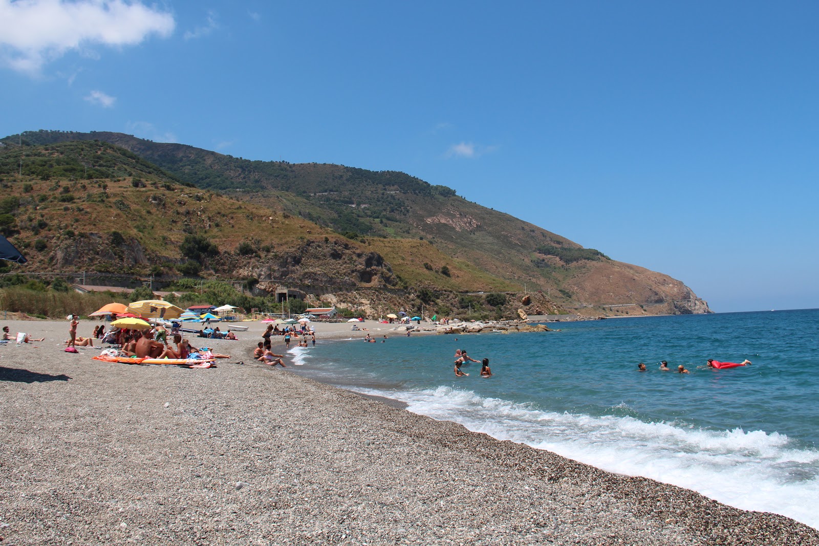 Foto de Spiaggia Brigantino con pequeños guijarros beige superficie