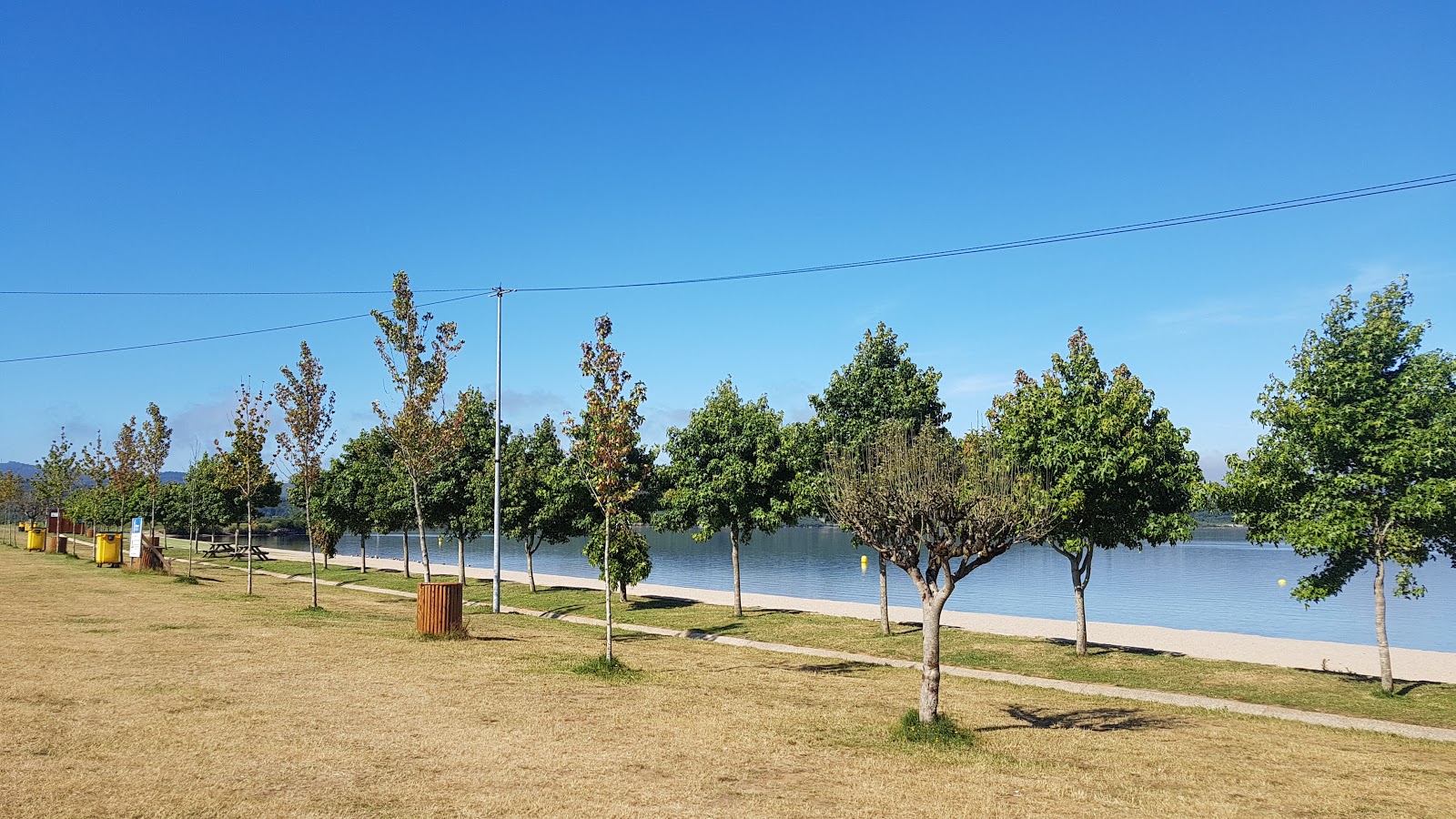 Fotografie cu Playa Del Lago De As Pontes - loc de vacanță prietenos pentru animale de companie