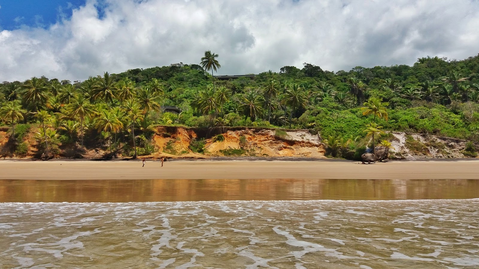 Photo de Plage d'Engenhoca protégé par des falaises