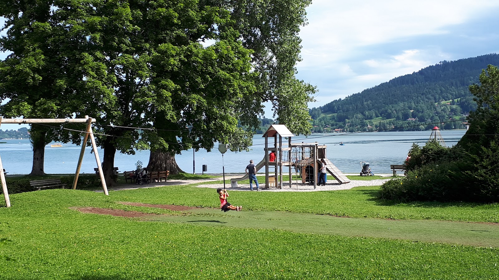 Photo de Spielplatz am See protégé par des falaises
